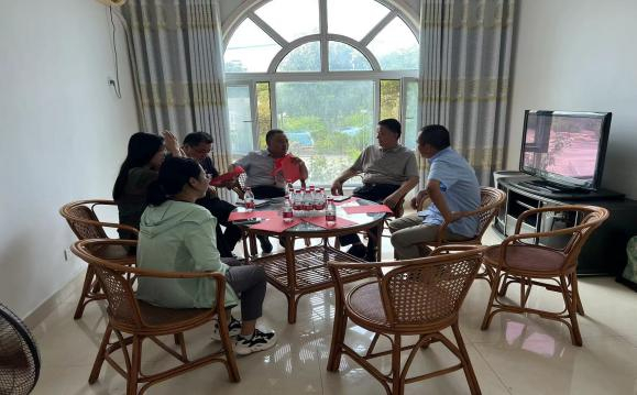 工信局吳局長、備案科董科長及秦皇臺陳鄉(xiāng)長、應(yīng)急辦主任等一行對健達(dá)項目建設(shè)進(jìn)行實地考察