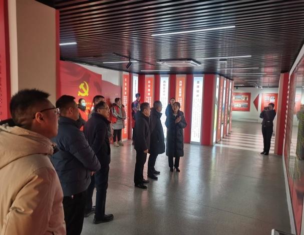 隆鑫股份公司中高層領(lǐng)導(dǎo)一行蒞臨濟(jì)南超意興參觀(guān)交流