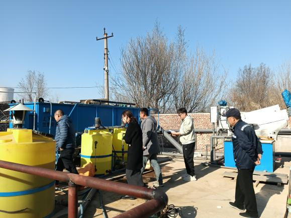 隆鑫健達(dá)公司聘請專家指導(dǎo)污水處理工作